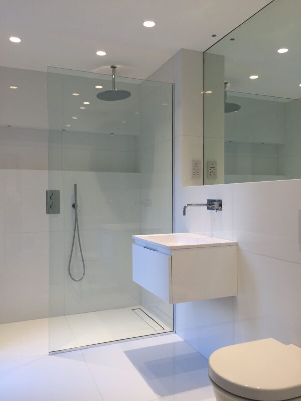 shower glass screen in dubai